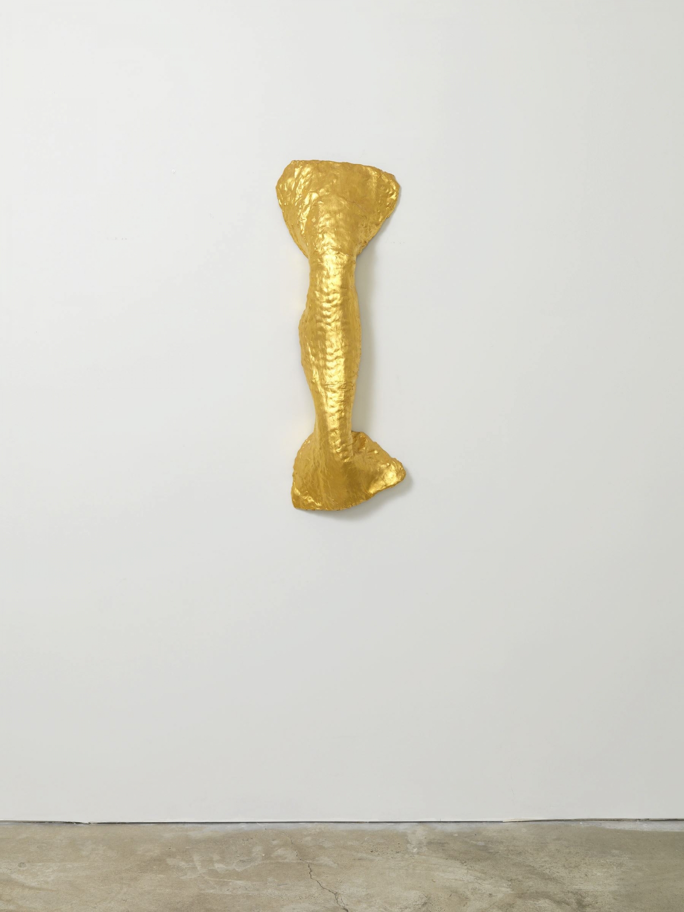 Lynda Benglis
FLOUNCE&nbsp; 1978
Chicken wire, cotton, plaster, gesso, oil based size, gold leaf
48 x 16 x 8 inches
121.9 x 40.6 x 20.3 centimeters
CR# BE.19424